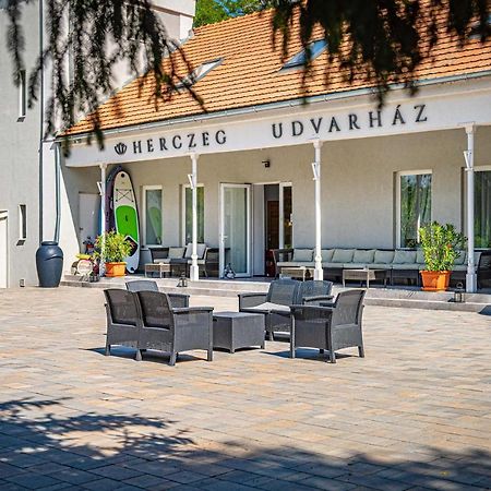 Herczeg Udvarhaz Поросло Экстерьер фото