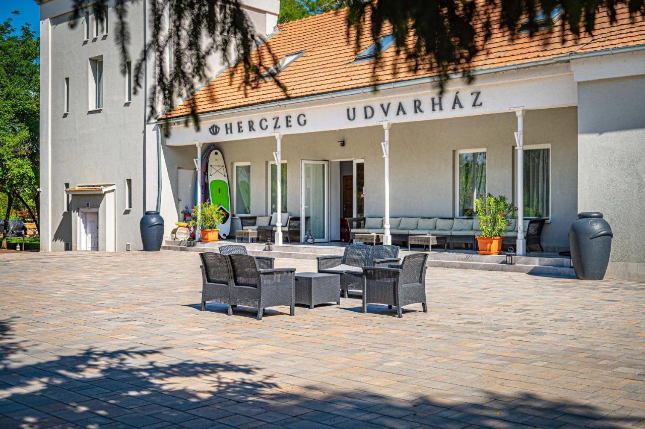 Herczeg Udvarhaz Поросло Экстерьер фото