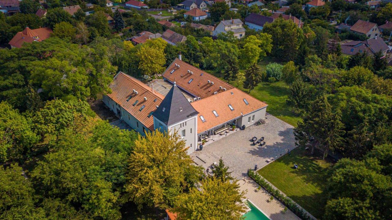 Herczeg Udvarhaz Поросло Экстерьер фото